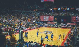 英博主场激战海港，大连小球迷跨城助阵成暖心风景