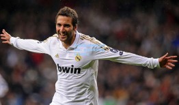 欧冠历史长廊再现惊世笔触，世纪助攻引发足坛美学辩论