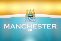 英超赛场惊现跑跑大巴车，足球漫画引爆球迷创意狂欢